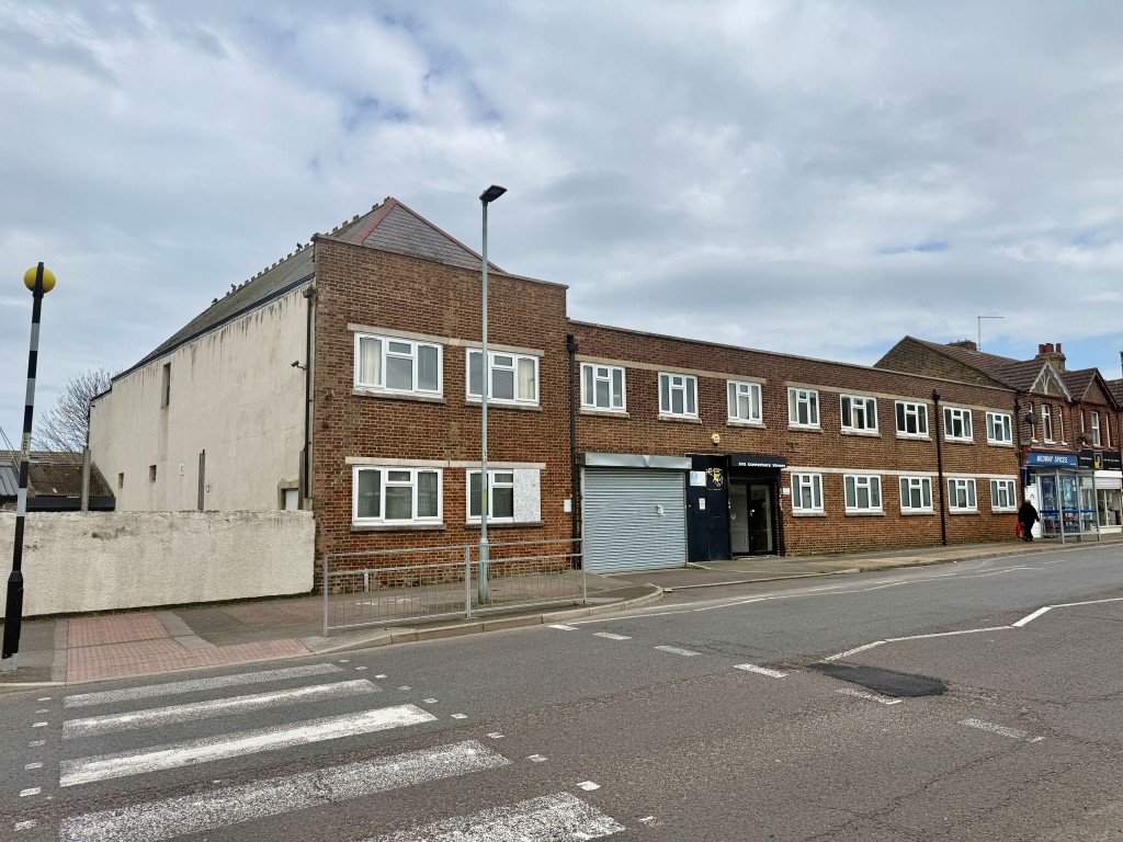 Lot: 70 - SUBSTANTIAL VACANT COMMERCIAL PREMISES WITH POTENTIAL - Front view from left